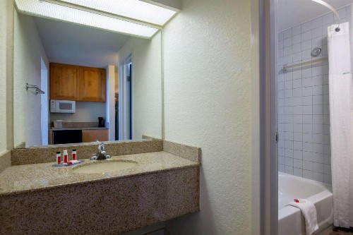 Travelodge by Wyndham Outer Banks/Kill Devil Hills - image 7