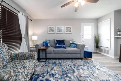 Charming Comfy King Bed and the Comforts of Home in Austin