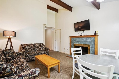 Cedarbrook Queen Suite 106 - image 1