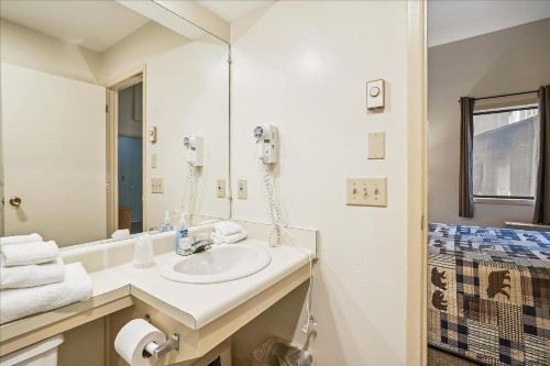 Cedarbrook Queen Suite 106 - image 2