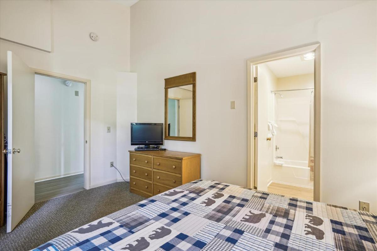 Cedarbrook Queen Suite 106 - image 7