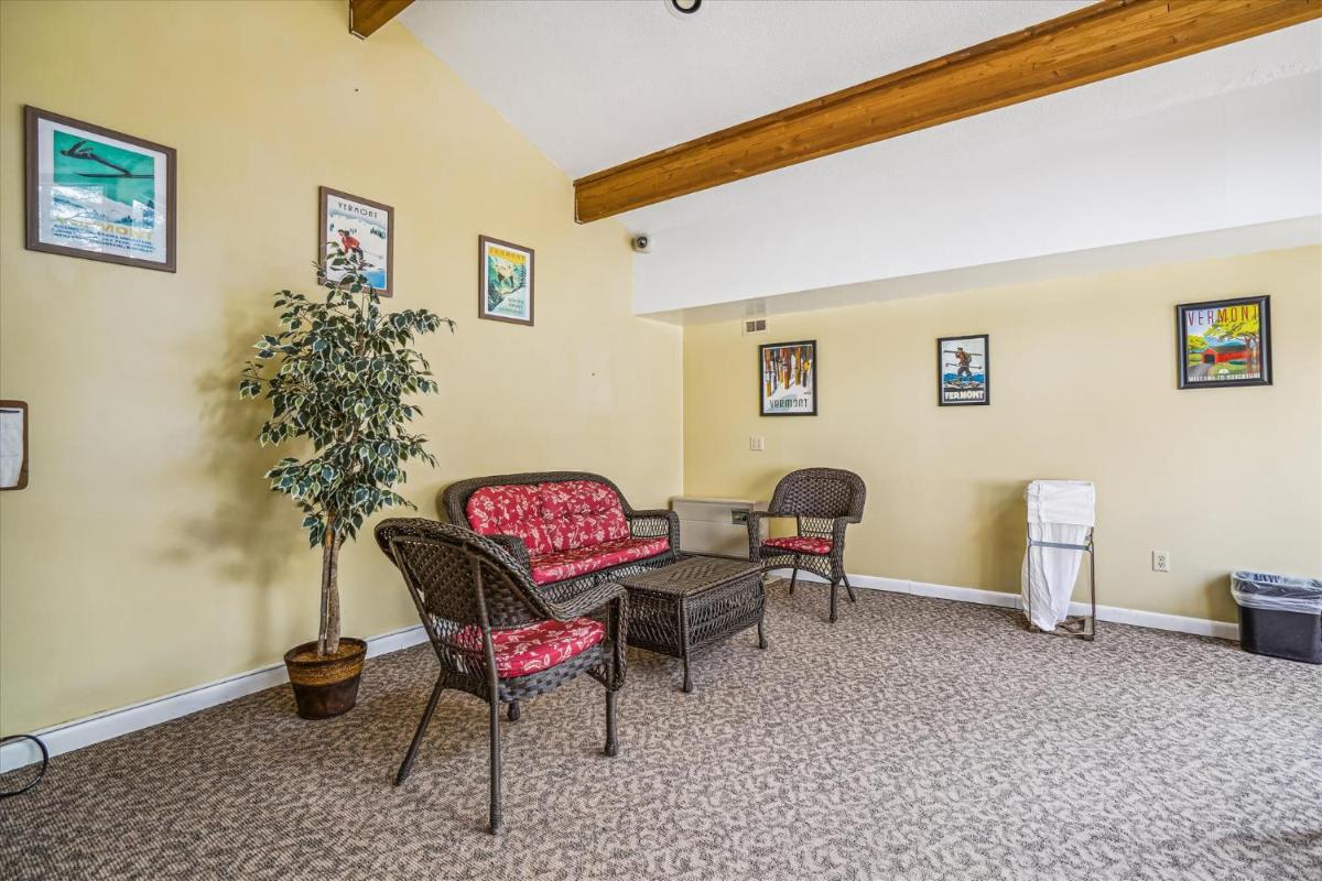 Cedarbrook Queen Suite 103 - image 4