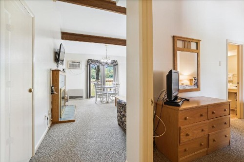 Cedarbrook Queen Suite 203 - image 21