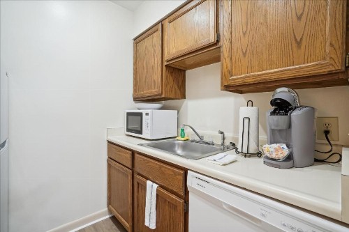 Cedarbrook Queen Suite 203 - image 22