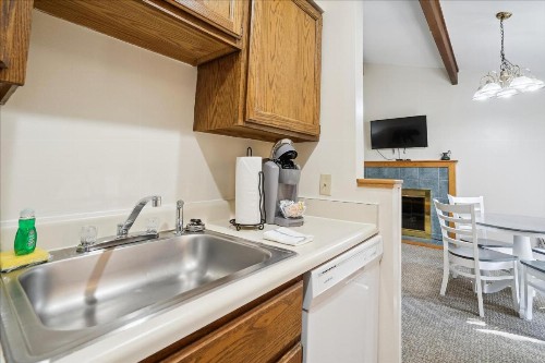 Cedarbrook Queen Suite 203 - image 24