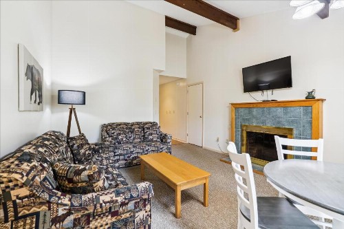 Cedarbrook Queen Suite 203 - image 5