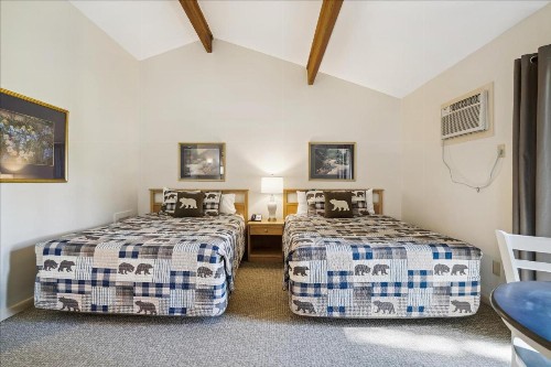 Cedarbrook Standard Hotel Room 204 - image 10