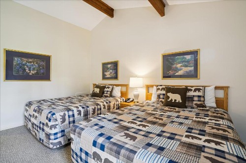 Cedarbrook Standard Hotel Room 204 - image 11