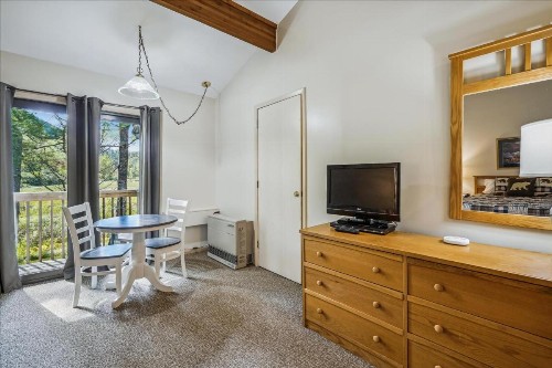 Cedarbrook Standard Hotel Room 204 - image 12