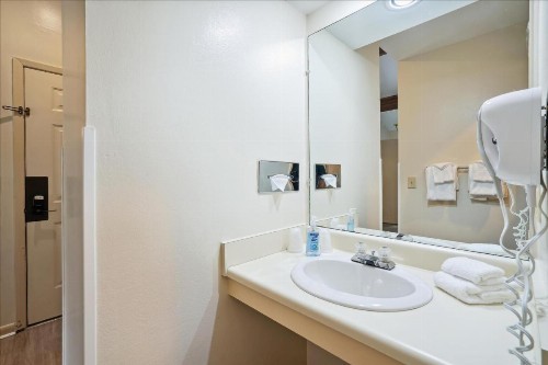 Cedarbrook Standard Hotel Room 204 - image 14