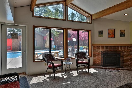 Cedarbrook Standard Hotel Room 204 - image 15