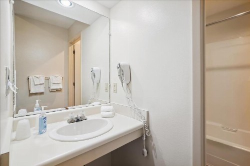 Cedarbrook Standard Hotel Room 204 - image 16