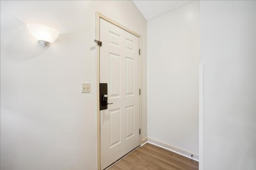 Cedarbrook Standard Hotel Room 204 - image 2