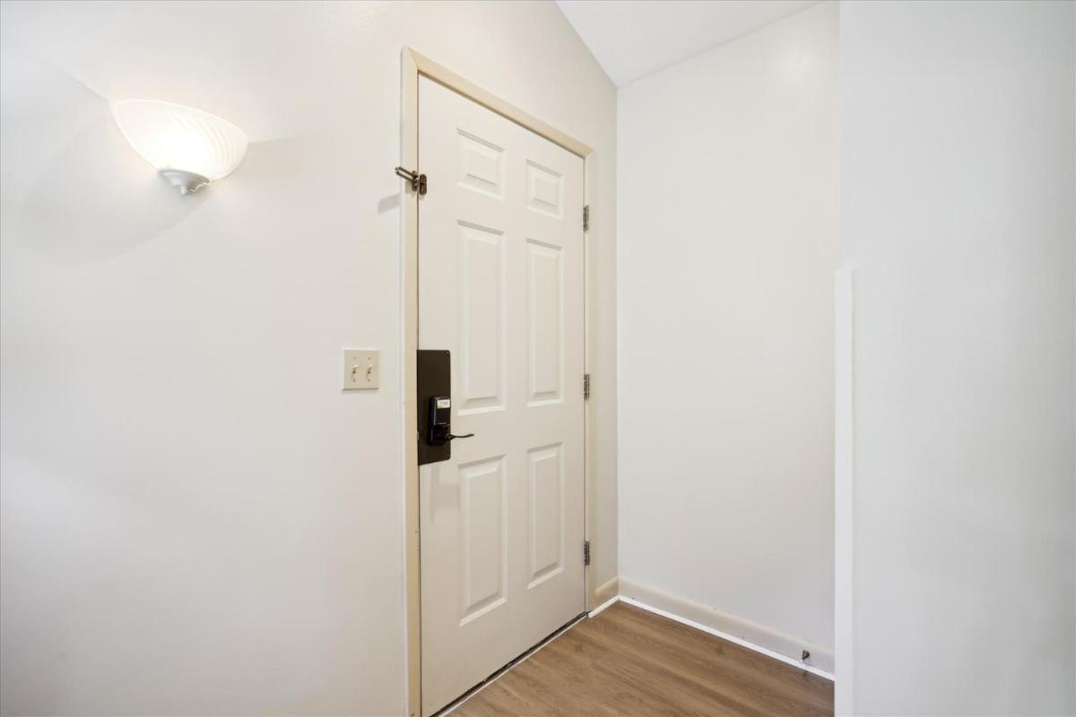 Cedarbrook Standard Hotel Room 204 - image 2