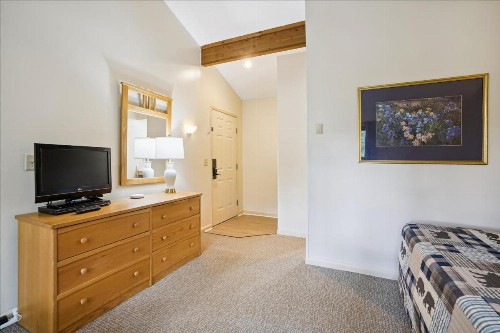 Cedarbrook Standard Hotel Room 204 - image 5
