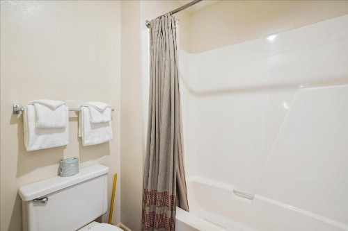 Cedarbrook Standard Hotel Room 204 - image 6