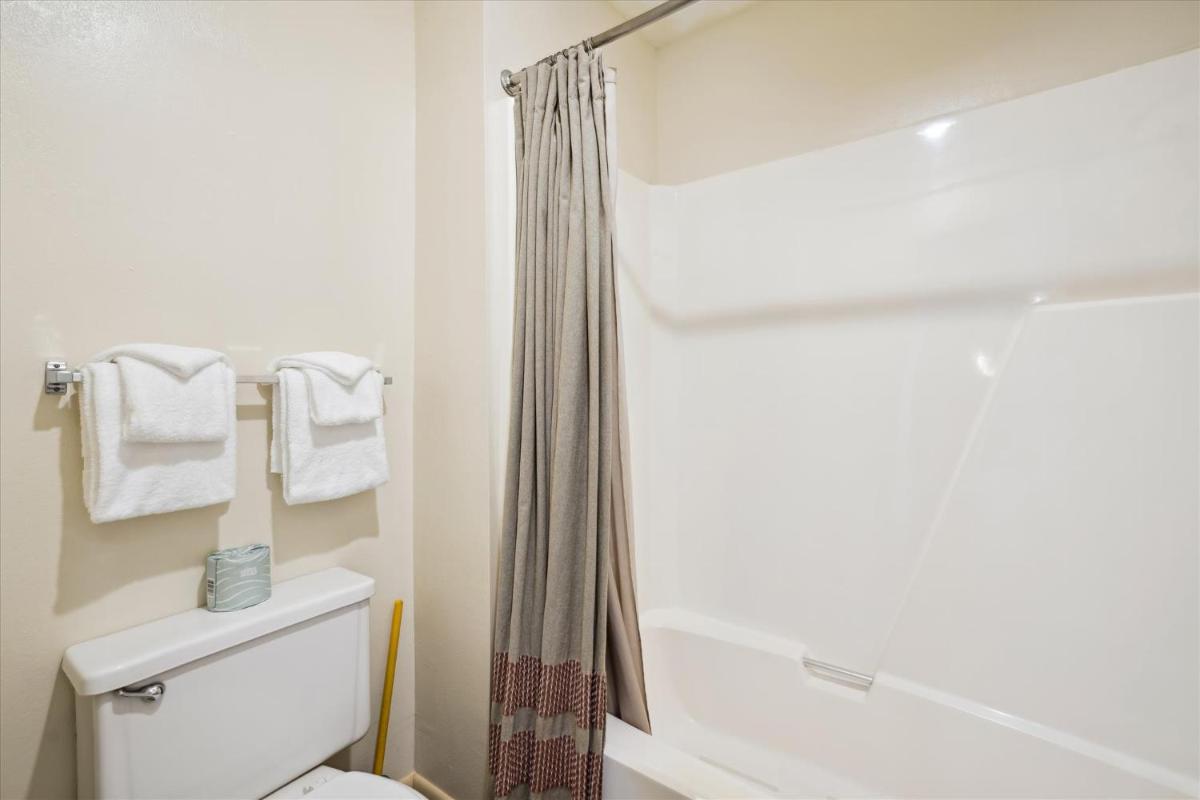 Cedarbrook Standard Hotel Room 204 - image 6