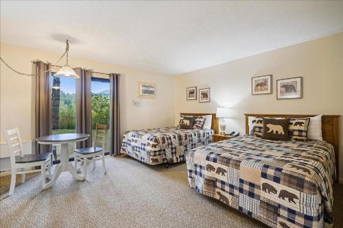 Cedarbrook Hotel Room w/2 doubles 101 - image 1