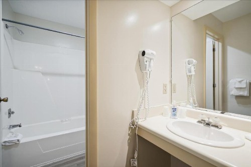 Cedarbrook Hotel Room w/2 doubles 101 - image 11