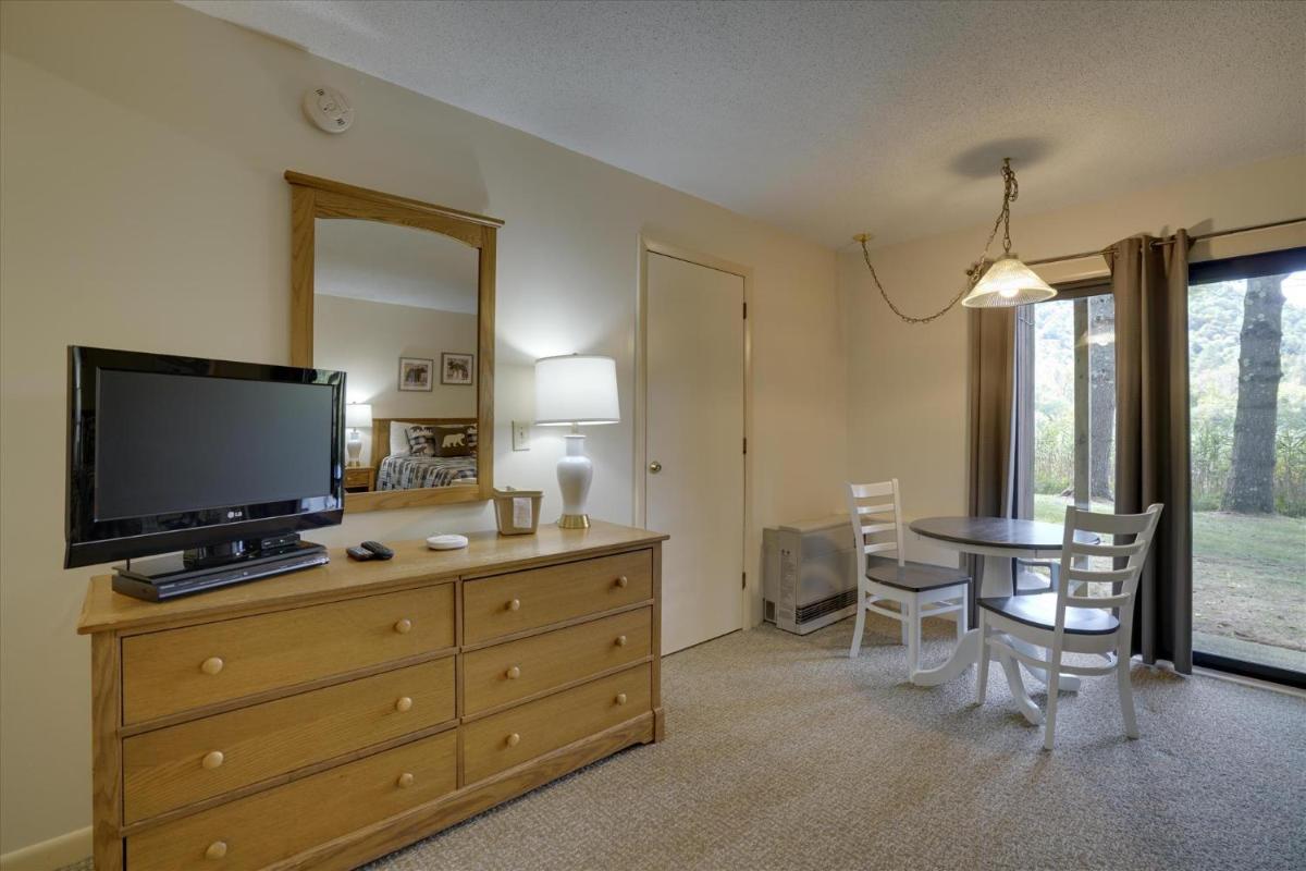 Cedarbrook Hotel Room w/2 doubles 101 - image 5
