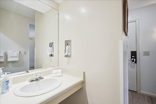 Cedarbrook Hotel Room w/2 doubles 101 - image 9