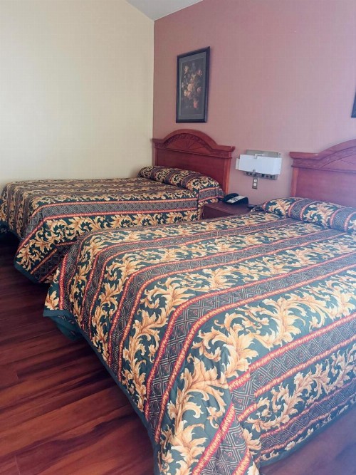 Payless Inn - image 5