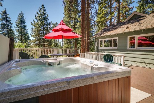 Pier Street Old Brockway Classic with Hot Tub - image 8