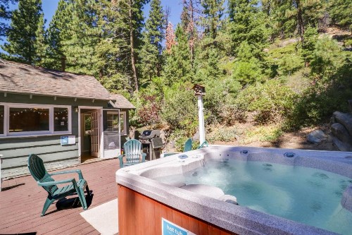 Pier Street Old Brockway Classic with Hot Tub - image 9