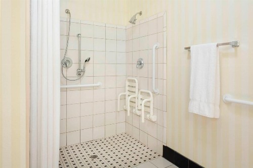 Fairfield Inn & Suites by Marriott Selma Kingsburg - image 17