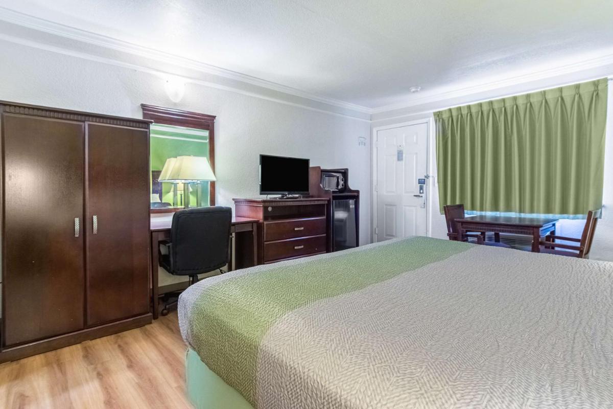 Motel 6-Kingsburg CA - image 4
