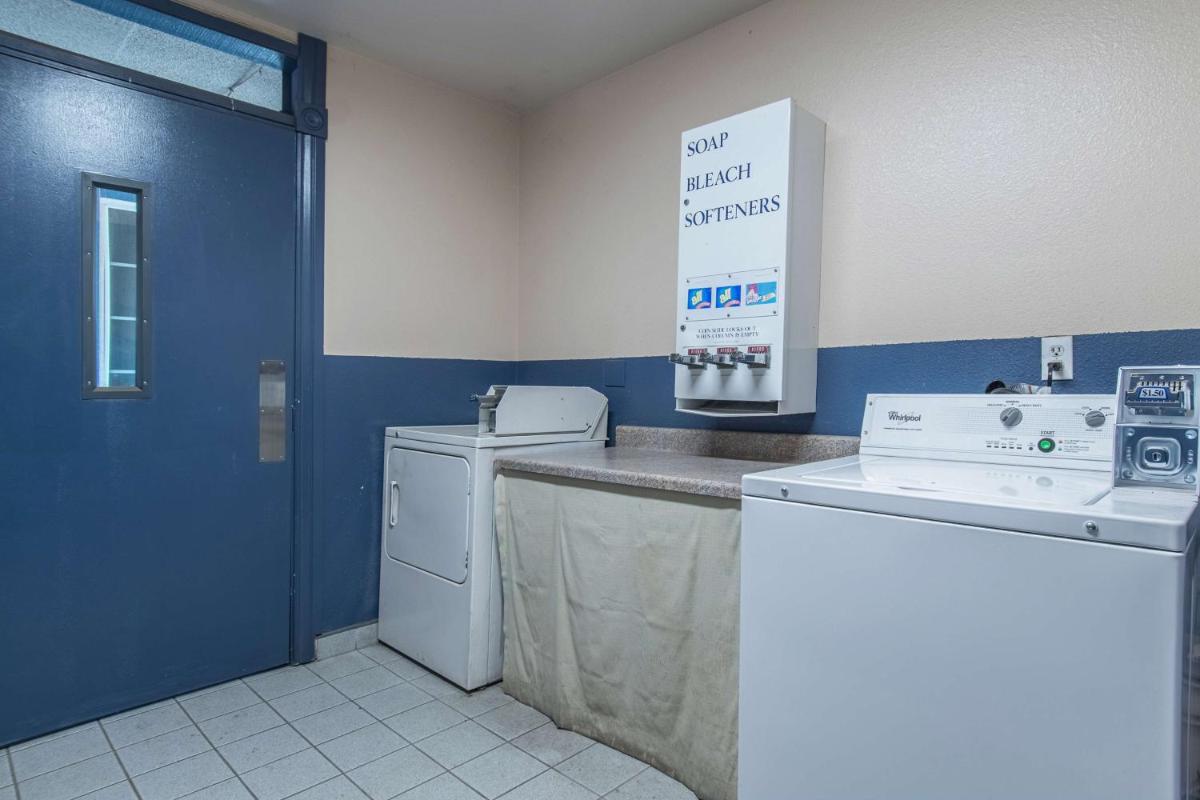 Motel 6-Kingsburg CA - image 6