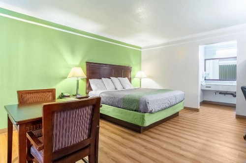 Motel 6-Kingsburg CA - image 8