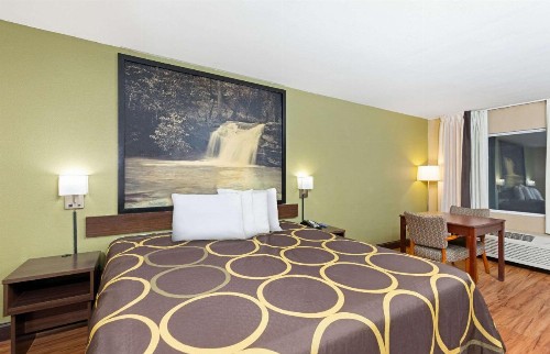 Super 8 by Wyndham Kingsport - image 2