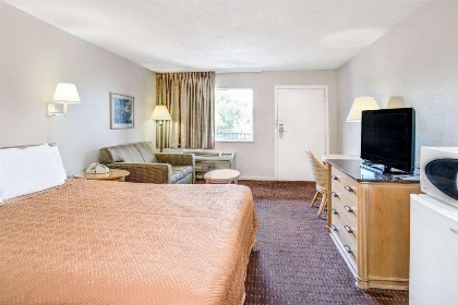 Super 8 by Wyndham Kissimmee - image 8
