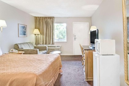 Super 8 by Wyndham Kissimmee - image 9