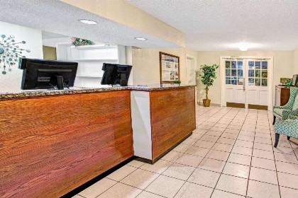 Super 8 by Wyndham Kissimmee - image 2