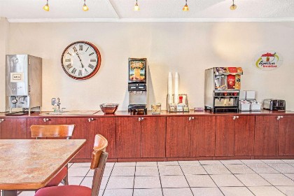 Super 8 by Wyndham Kissimmee - image 3