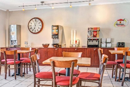 Super 8 by Wyndham Kissimmee - image 7