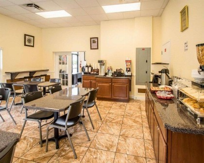 Quality Inn - image 11