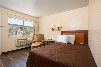 Rodeway Inn Kissimmee Main Gate West - image 12