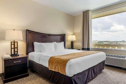 Comfort Suites Maingate East - image 13