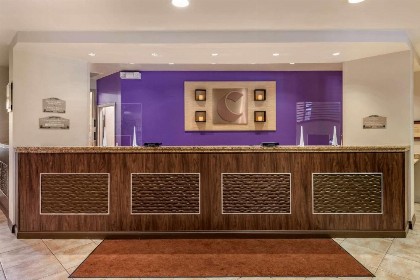 Comfort Suites Maingate East - image 16