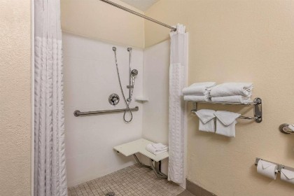 Comfort Suites Maingate East - image 22
