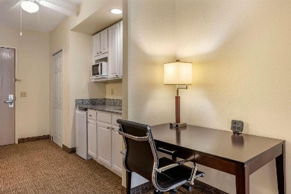 Comfort Suites Maingate East - image 32