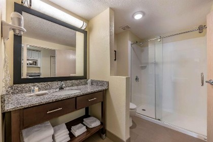 Comfort Suites Maingate East - image 34