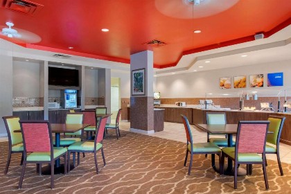 Comfort Suites Maingate East - image 36