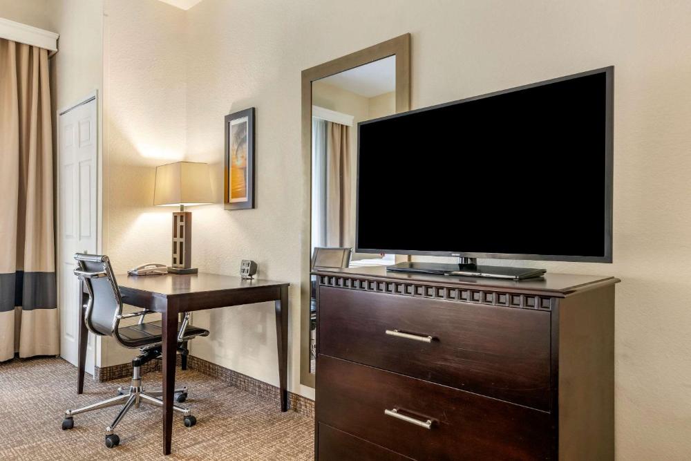 Comfort Suites Maingate East - image 5