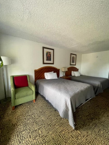 Ambassador Inn - image 3