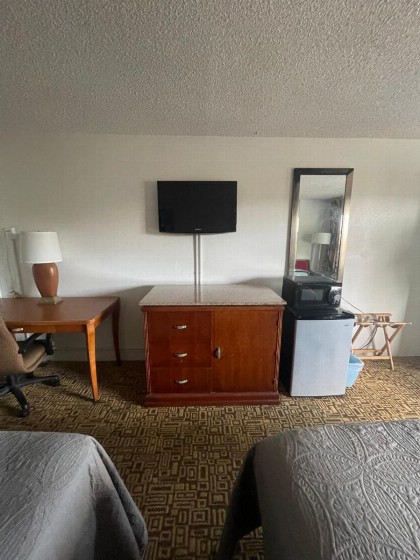 Ambassador Inn - image 4