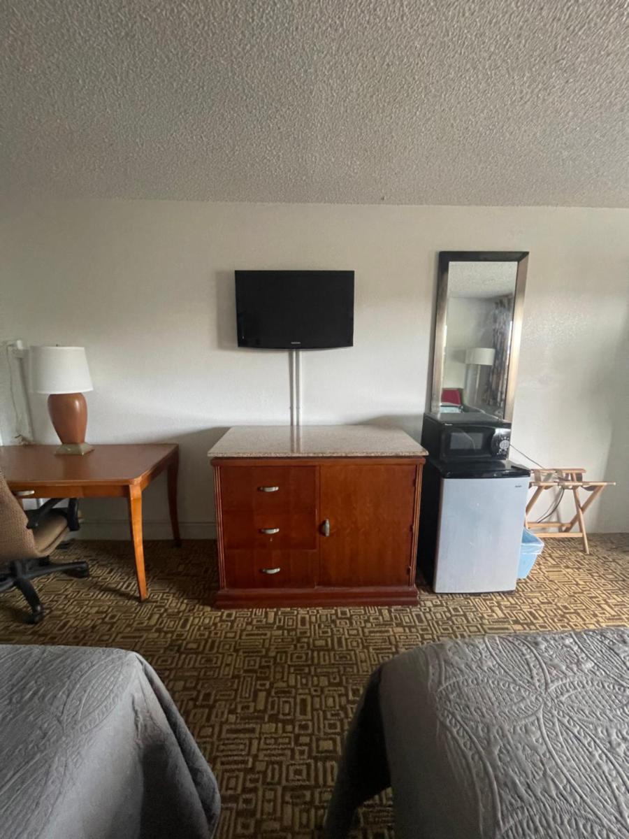 Ambassador Inn - image 4